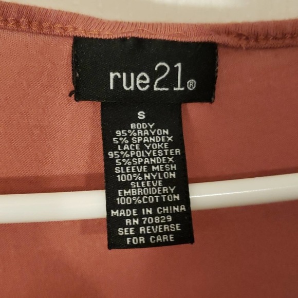 Plum colored shirt with lace sleeves - Picture 2 of 3